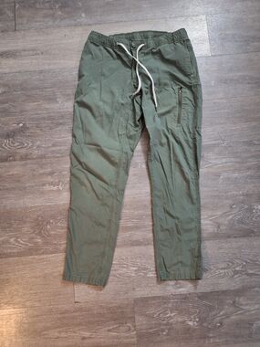 Vuori Olive Cargo Joggers with Drawstring Waist, Size L *flaw